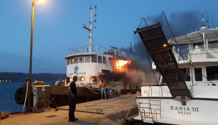 Κρήτη: Στις φλόγες τυλίχθηκε σκάφος στην ιχθυόσκαλα της Σούδας – Βίντεο